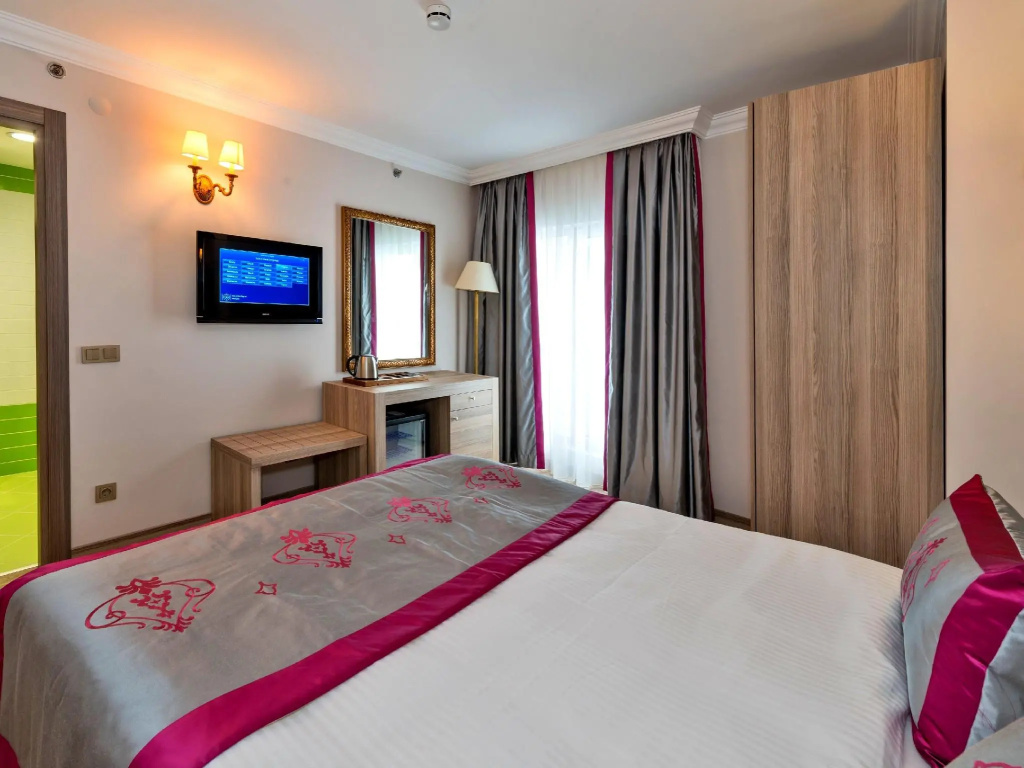 Classic Double room (full double bed)