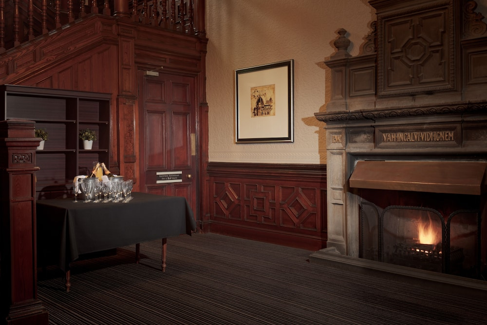 Lobby & Reception