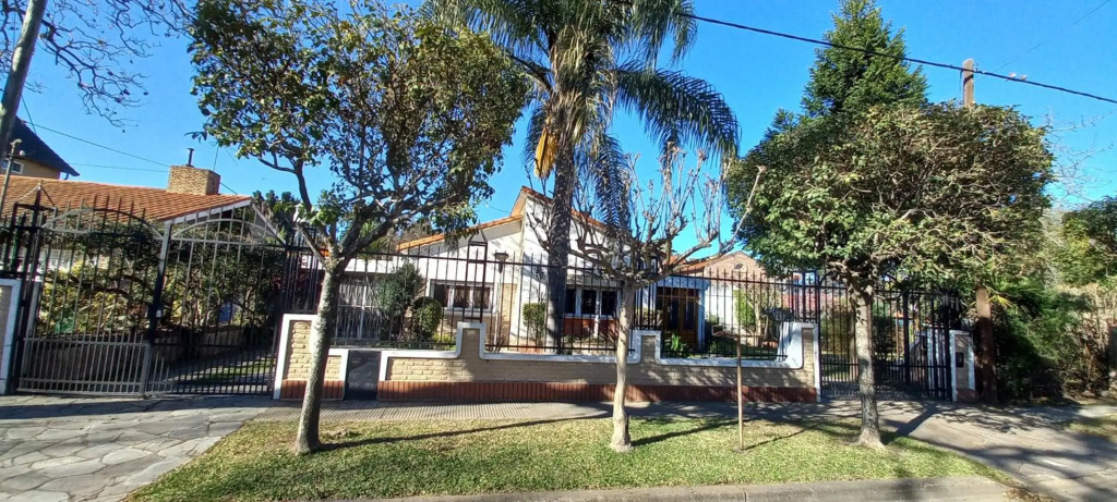 Casona LA FLORIDA con parque y pileta, a una cuadra del río