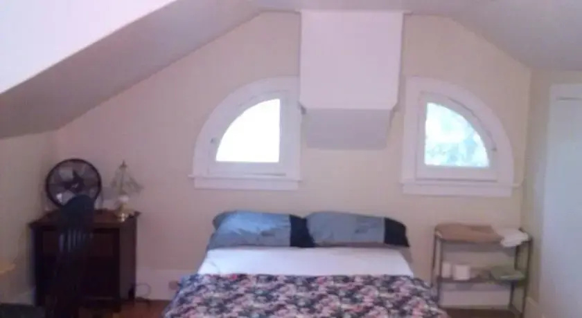Port Hope Economy Apartments