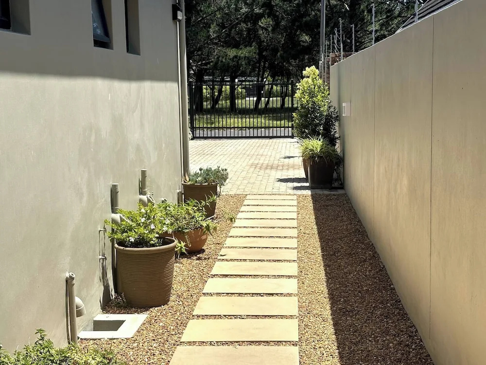 Self-catering Pool-side Guesthouse
