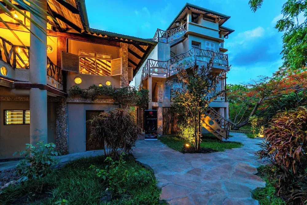 Tombo House