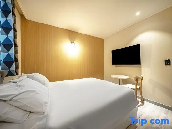 Standard Double room with river view (full double bed)