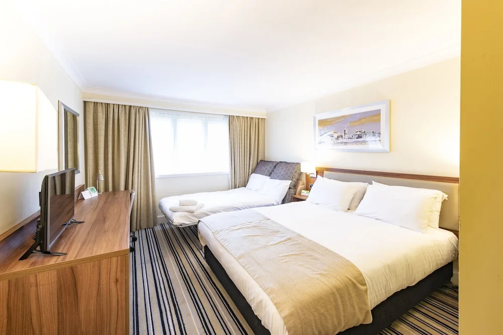 Holiday Inn Cardiff - North M4 by IHG - Chambres