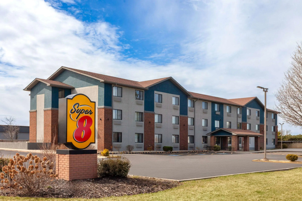 Super 8 by Wyndham Romeoville Bolingbrook