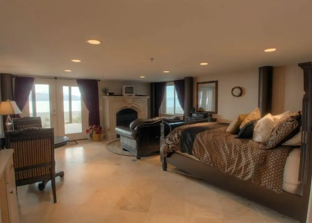 Double Basement Studio with partial ocean view (full double bed)