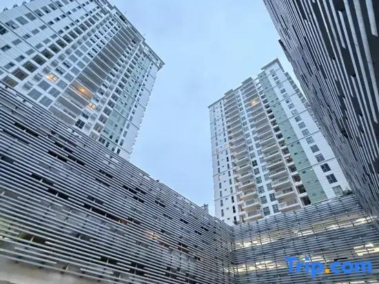 Executive 1-BR City Suite: Abreeza Place Condominium