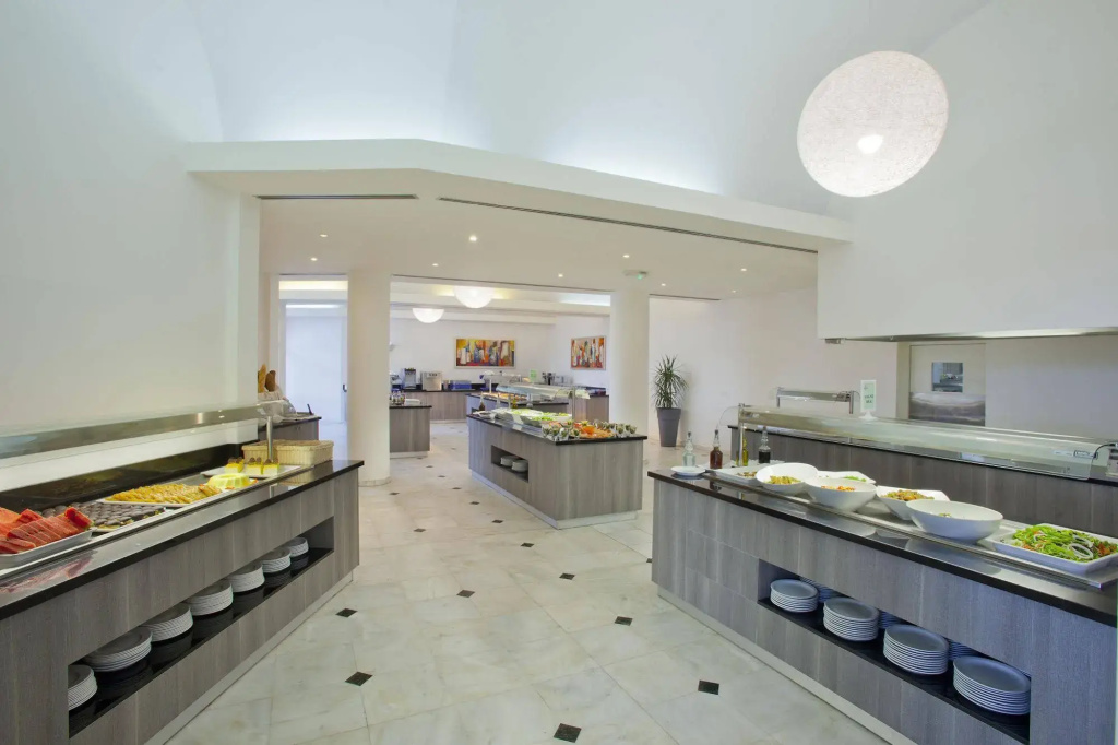 The Golden Coast Beach Hotel - Général