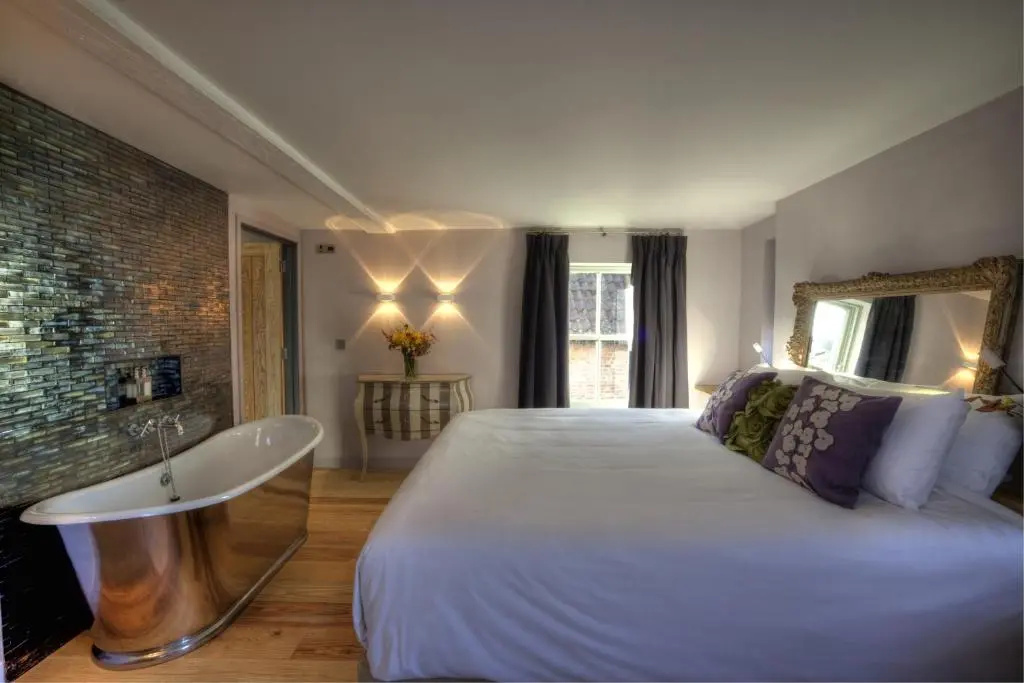 Deluxe Double room (full double bed)