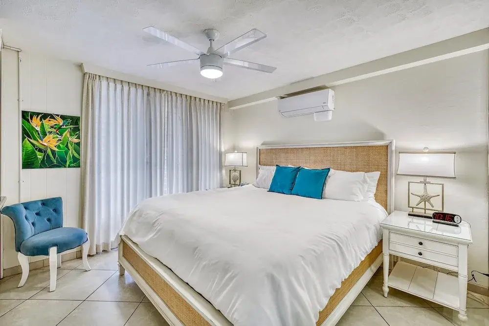 Punahoa Beach 201 - Direct Ocean Front, Beautiful Renovation, Split AC, Wi-fi
