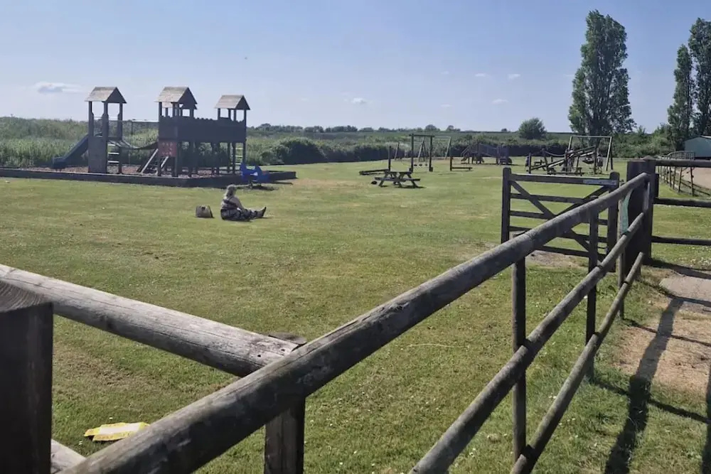 Family Caravan - Sleeps 6 - Pet Friendly - Parking