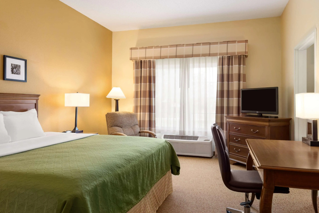 Country Inn & Suites by Radisson, Salina, KS - фото 7