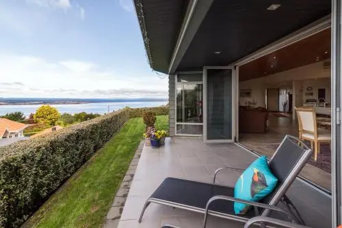 Acacia Bay Lodge Bed & Breakfast