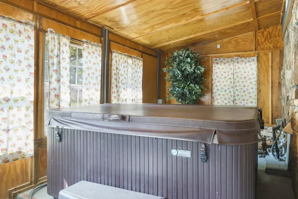 The Cozy Cottage Getaway - Private Pool & Hot Tub