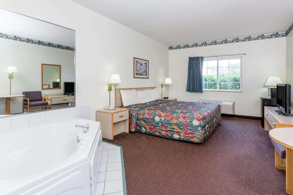 Deluxe Double Suite (full double bed)