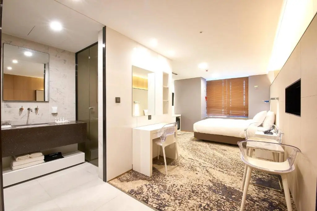 Deluxe Double room (full double bed)