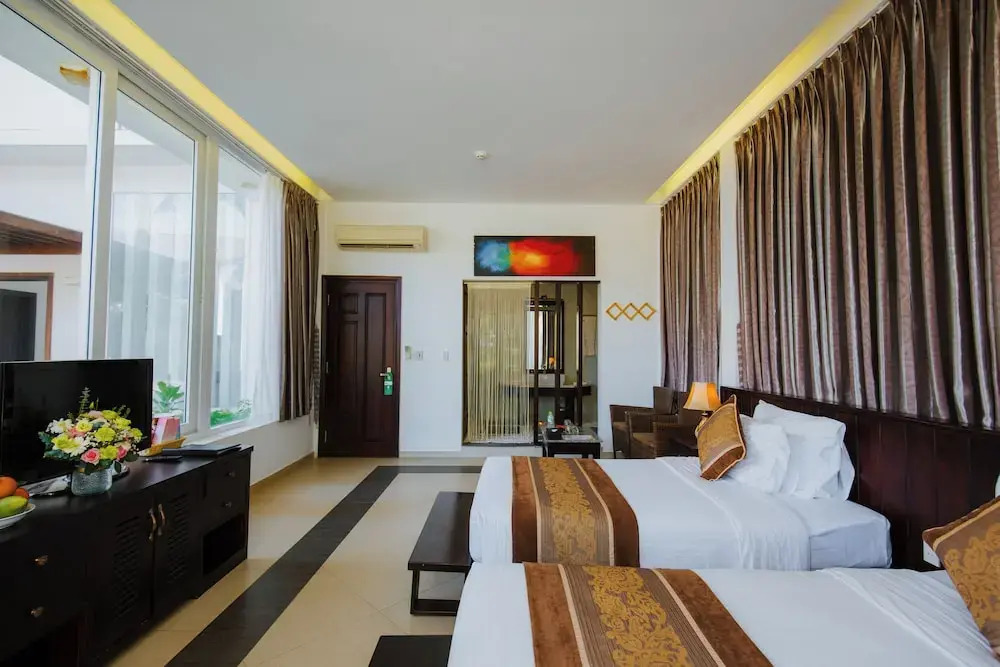 Двухместный номер Deluxe с балконом и с видом на сад двуспальная кровать в Villa Del Sol Beach resort & Spa