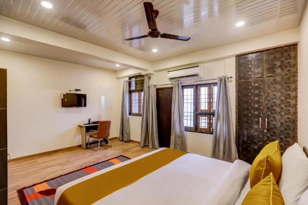 FabHotel SR Square — 5