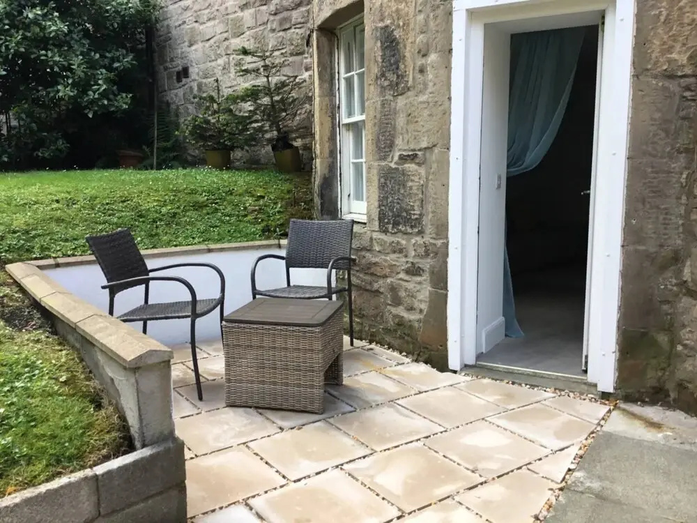Beautiful 1 Bedroom Apartment On Broughton Street