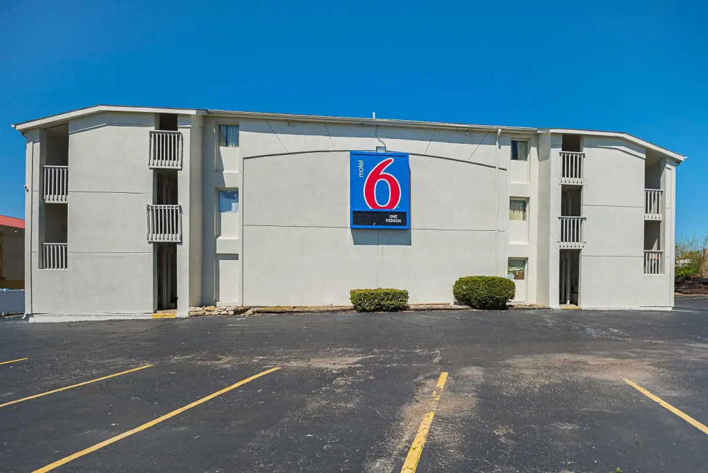Motel 6 Blue Springs