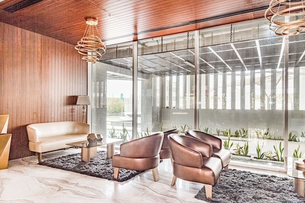 Waves - Chic Studio With Balcony Overlooking City Views