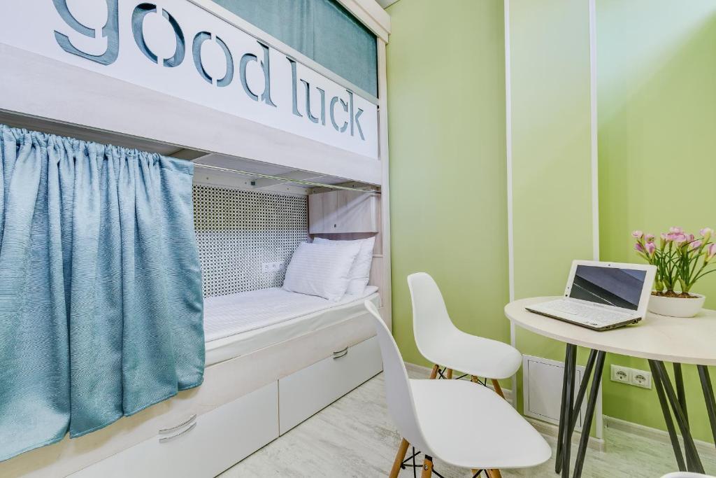 Кровать в общем номере в Good luck