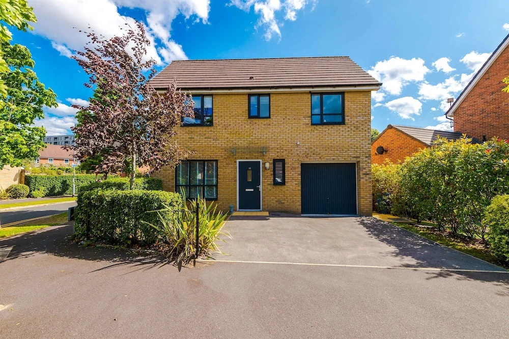 Perfect Riverside Home in Manchester Free Parking