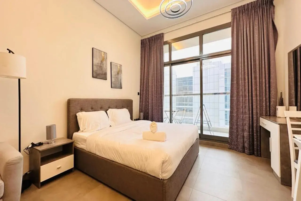 Upscale Apartment at Oval Tower Near Downtown with Balcony and Parking by Belvilla — фото