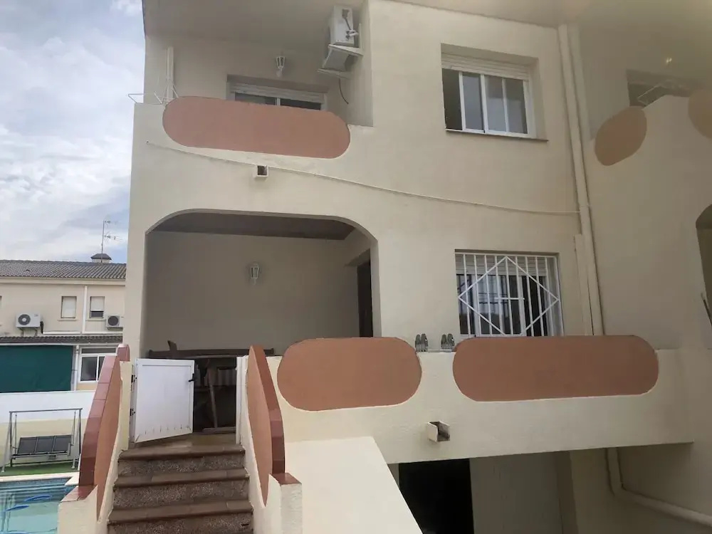 House With Large Private Pool Near the Beach