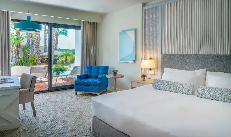 1 Bedroom Deluxe Double room with balcony (full double bed)