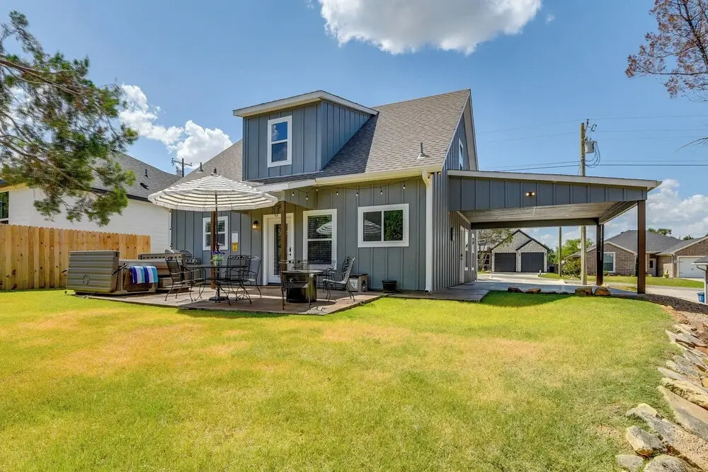 Hot Tub & Fire Pit! Cozy Granbury Escape Near Lake