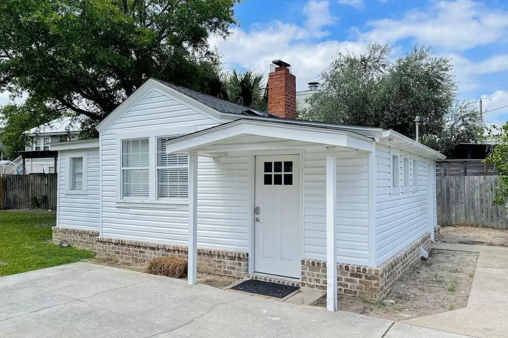 Cozy Cottage Near Beach/bars/dining With Enclosed Yard, AC, & W/D