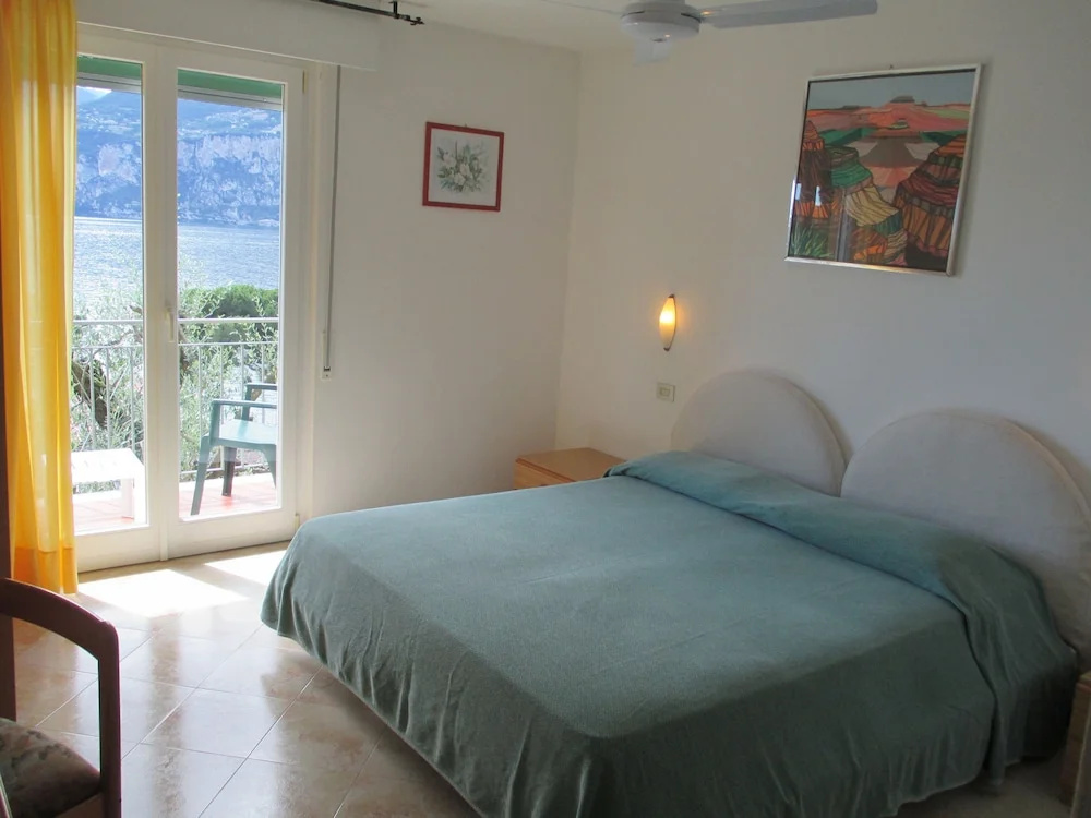 Standard Double room with balcony and with lake view (full double bed)