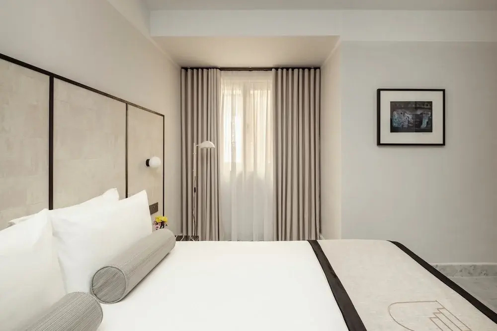 Classic Double room with courtyard view (full double bed)