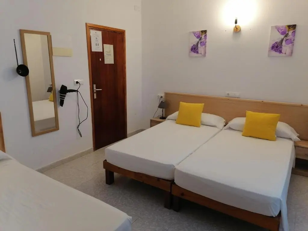 Standard Triple room