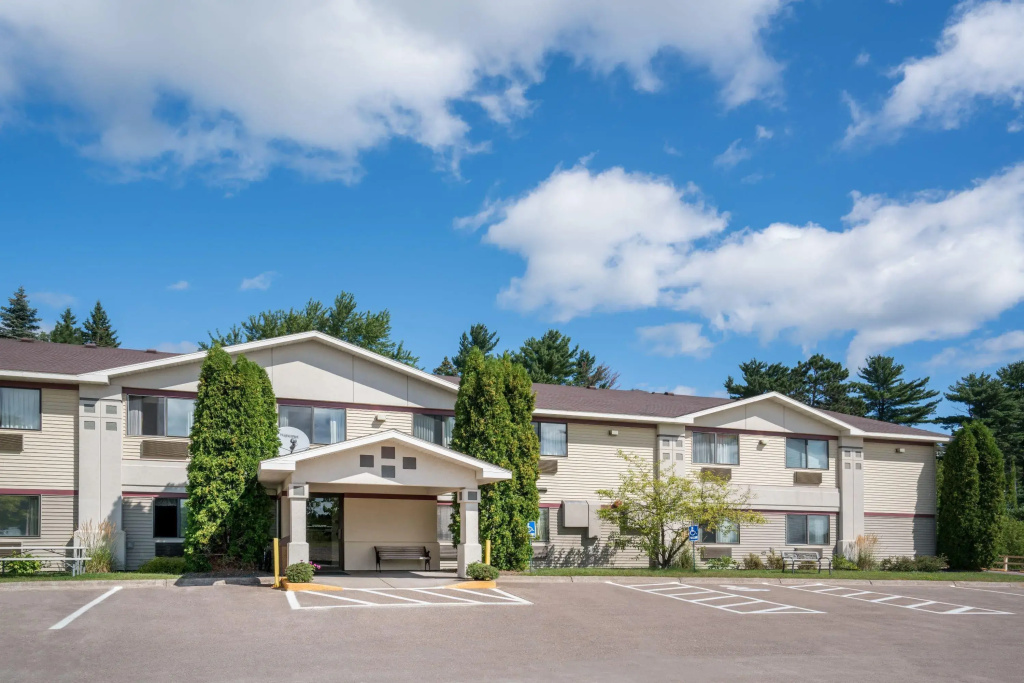 Super 8 by Wyndham Cloquet