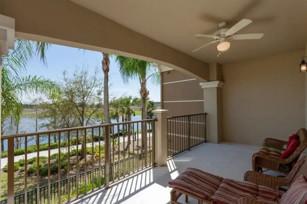 3 Bed 2 Bath Premium Lakeview l 1004