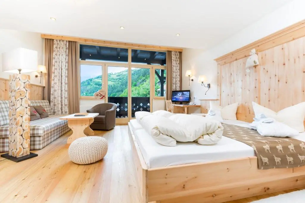 Deluxe Double room (full double bed)