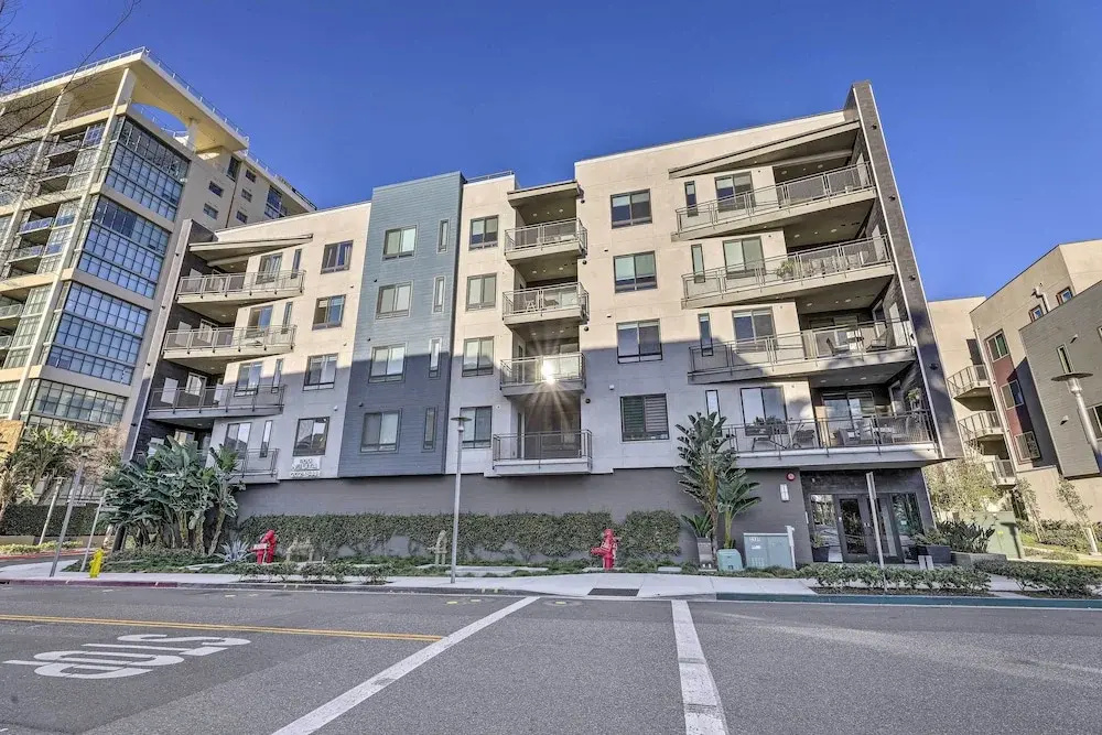 Modern Irvine Condo w/ Pool - 7 Mi to Beach!