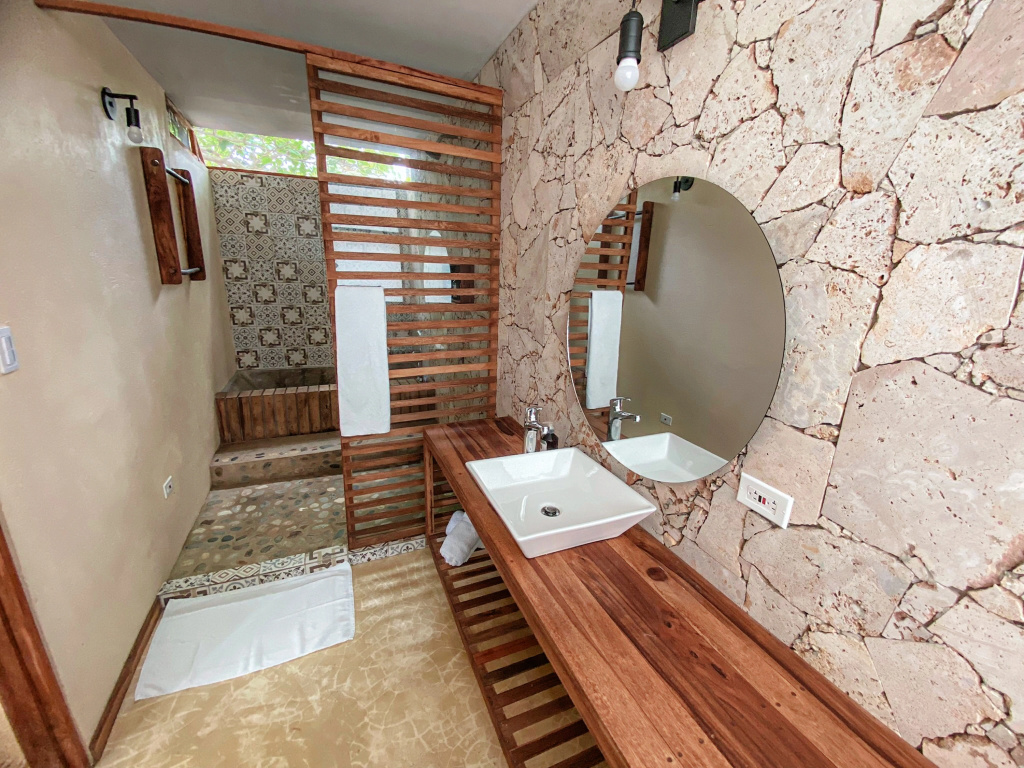 Deluxe Double room (full double bed)
