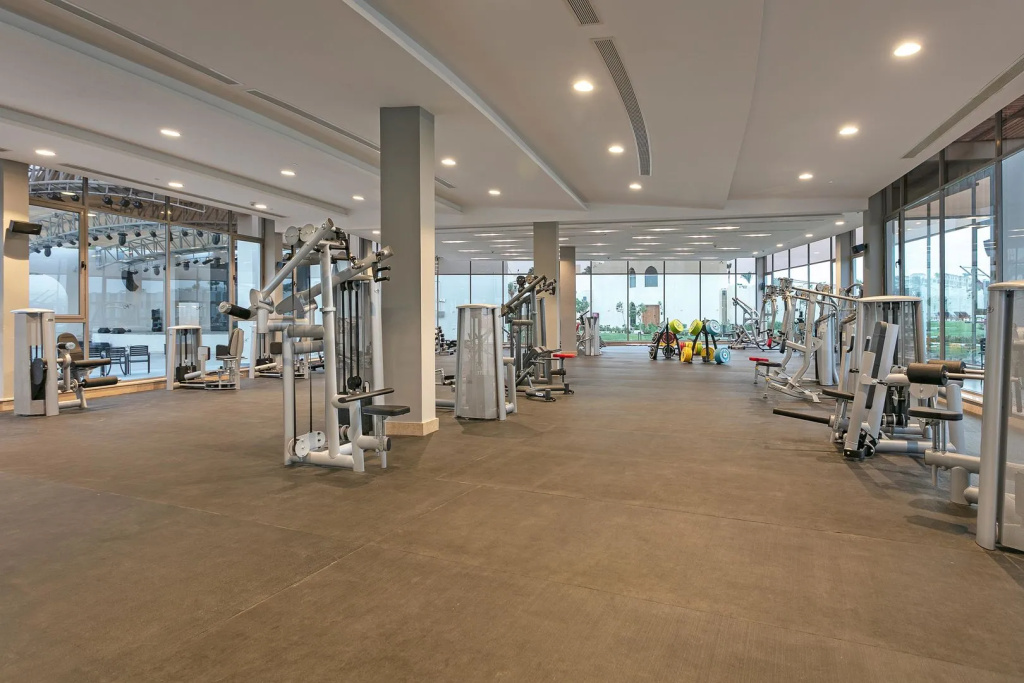 Xanadu Makadi Bay - High Class All Inclusive: A spacious, bright gym with a variety of strength-training machines and equipment.
