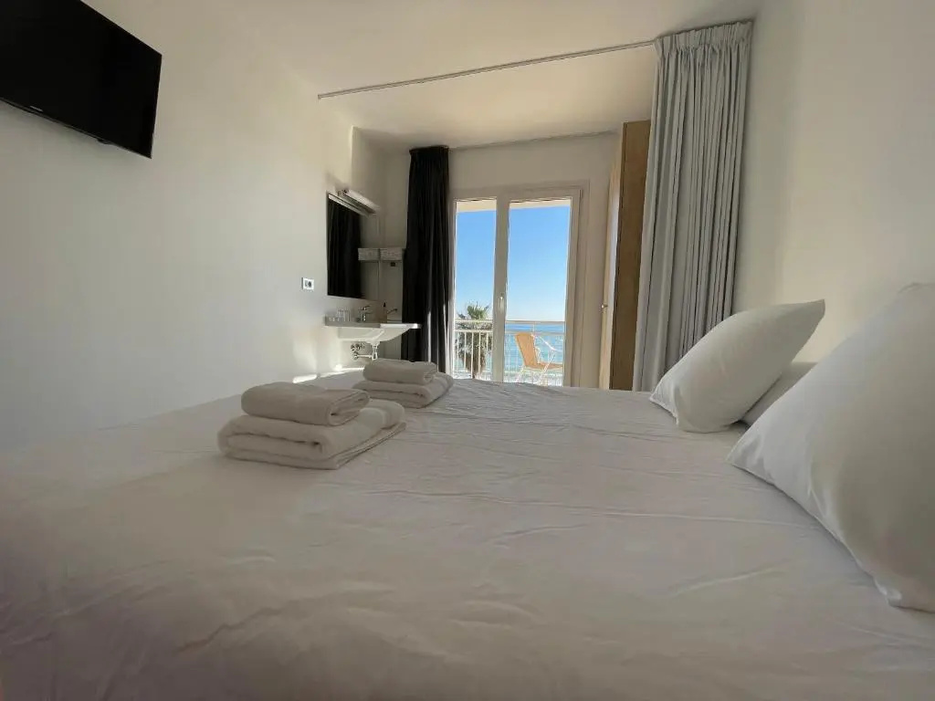 Standard Double room with sea view (full double bed)