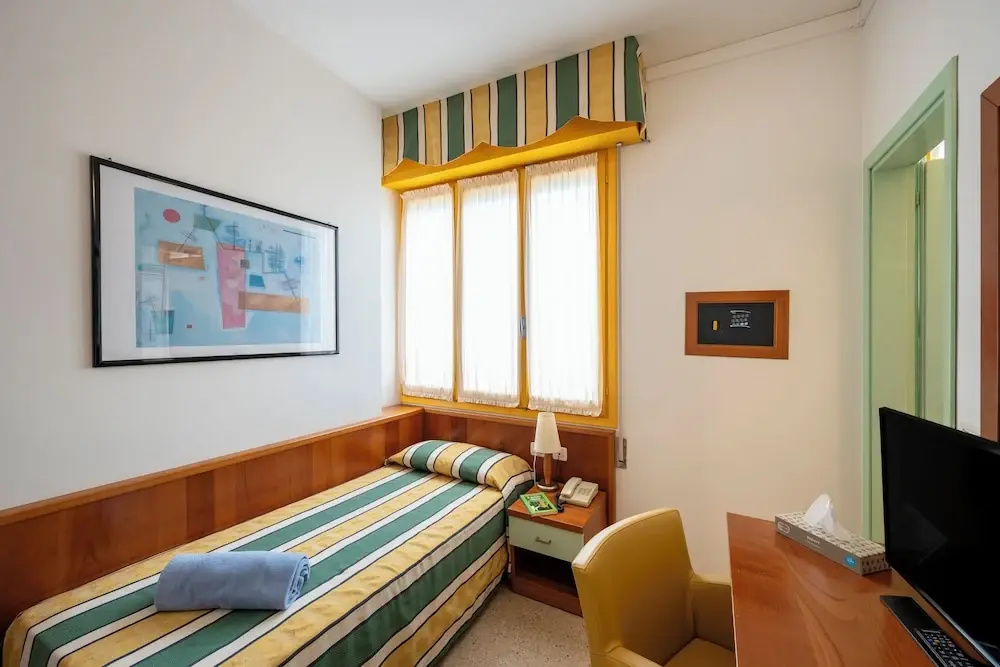 Standard Single room with balcony (single bed)