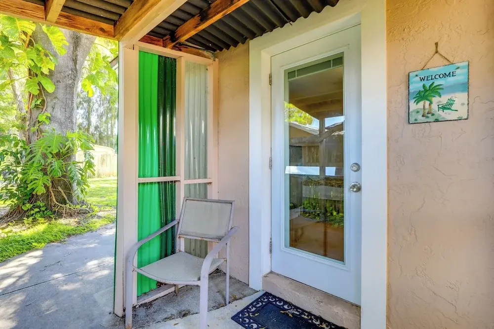Walkable Studio in Pinellas Park w/ Desk & Patio