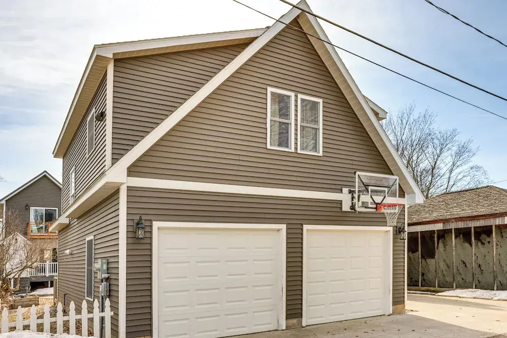 Close to Trails & Town! Artsy Apt in Frankfort