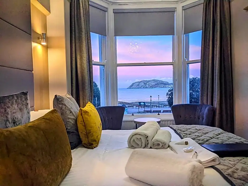 Double Suite with sea view full double bed
