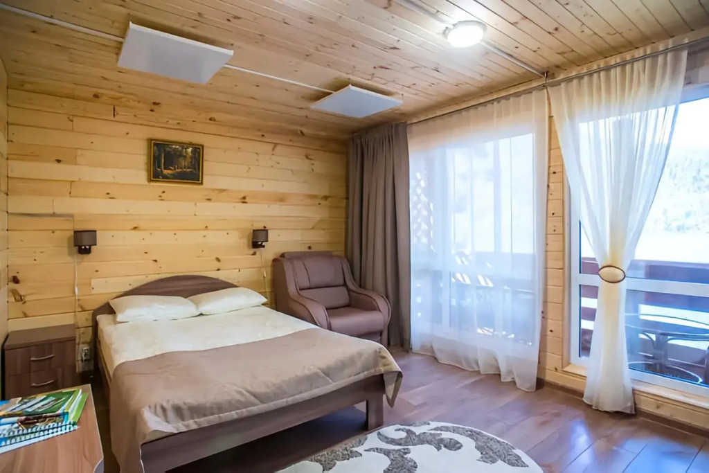 Коттедж с балконом и с видом на озеро в Горное озеро