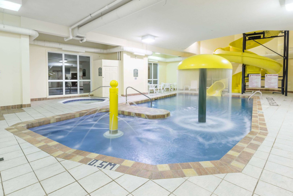 Super 8 by Wyndham Sainte Agathe Des Monts - 2
