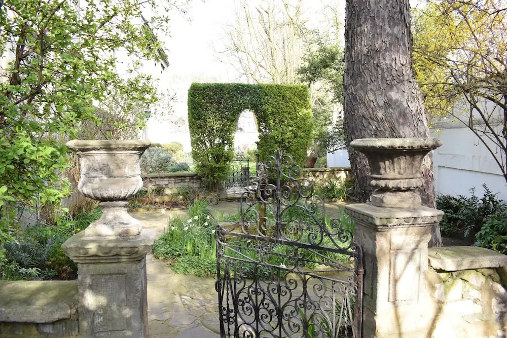 1 Bedroom Chelsea Flat With Communal Garden