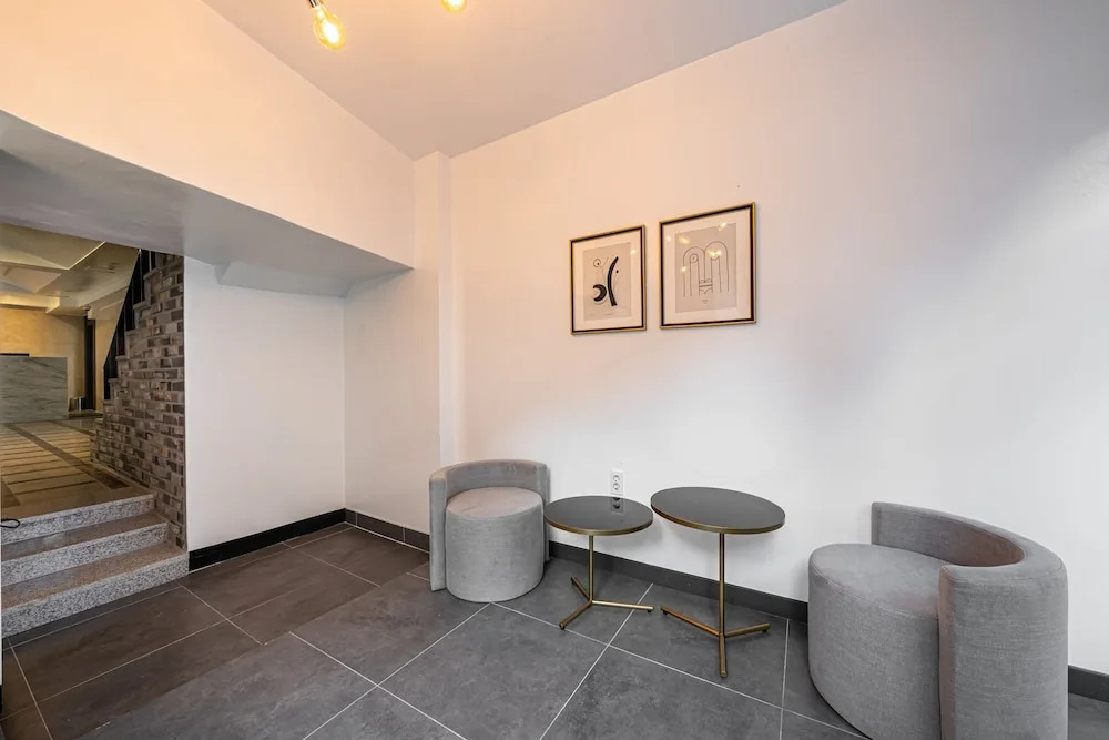 Lobby & Reception